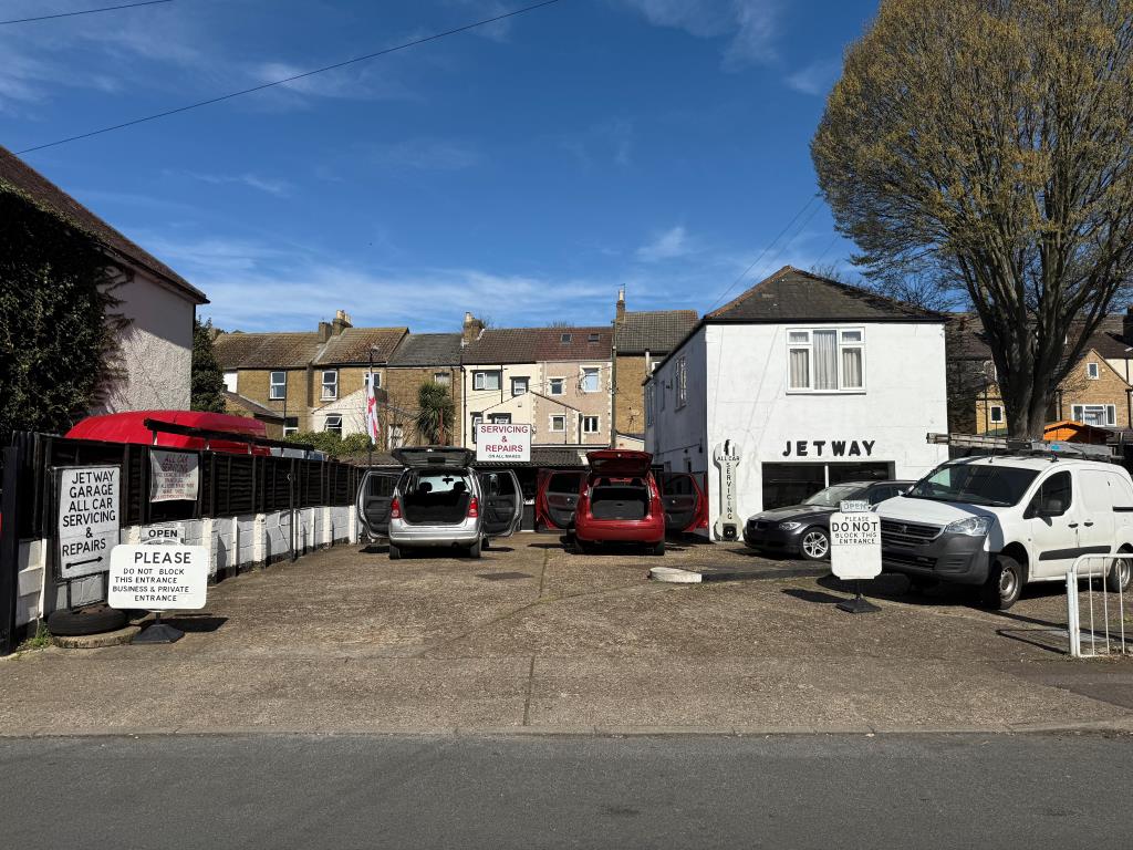 Lot: 22 - CAR FORECOURT, WORKSHOP AND RESIDENTIAL ACCOMMODATION - Service station with residential accommodation